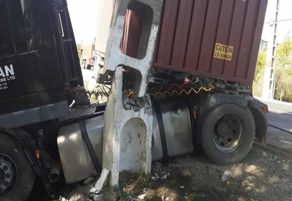 Accident pe DN2A. Un TIR a intrat într-un  stâlp