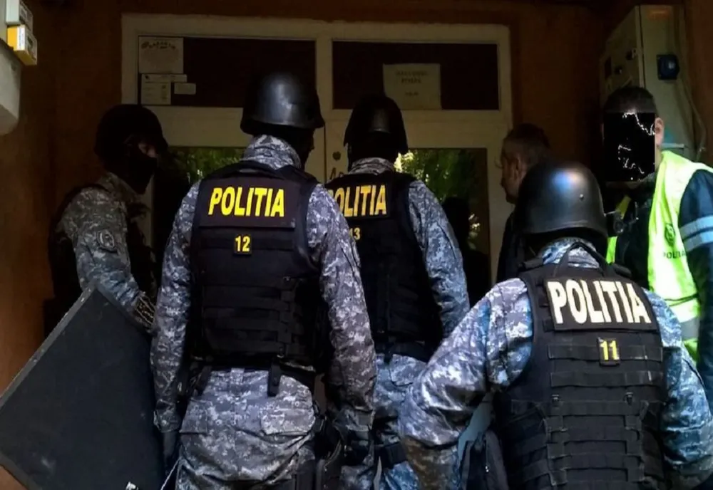 FOTO Trei femei, reţinute într-un dosar de delapidare şi înşelăciune. Prejudiciu uriaș