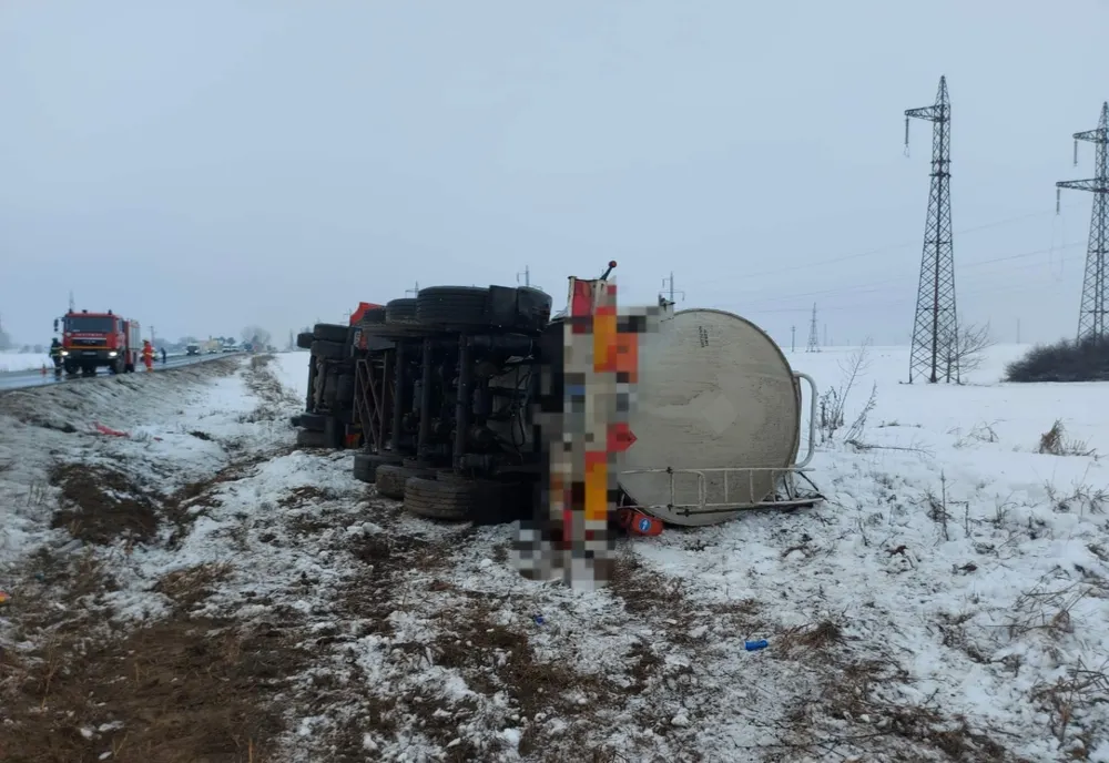 FOTO VIDEO Pericol de explozie pe o șosea din Ialomița. Un TIR încărcat cu combustibil s-a răsturnat în urma unui accident