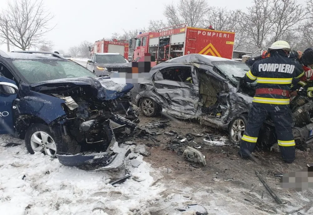 FOTO Accident teribil în Ialomița. Două mașini făcute praf, doi oameni la spital