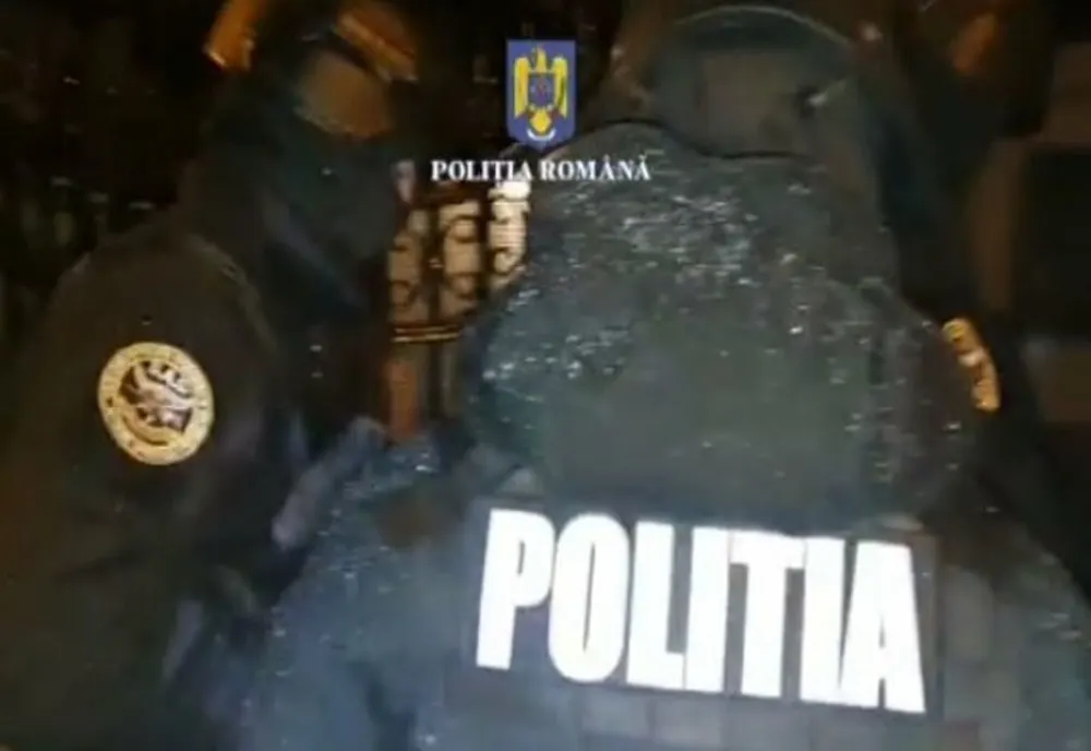 Percheziții la domiciliile unor persoane bănuite de trafic de minori, proxenetism și act sexual cu un minor