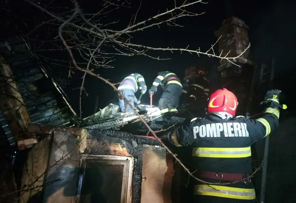 FOTO Incendiu puternic, casă cuprinsă de flăcări