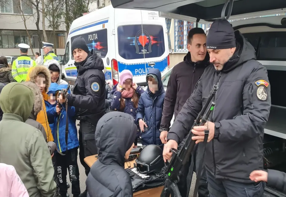 FOTO O altfel de școală- Copiii acasă la polițiști