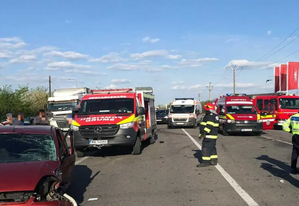 Au ajuns la spital in stare gravă după ce două mașini și o autoutilitară s-au ciocnit