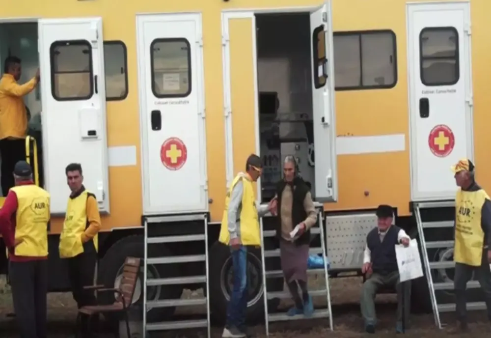 CARAVANA MEDICALĂ ÎȘI FACE DRUM CĂTRE LOCALITĂȚILE DEFAVORIZATE. CONSULTAȚII OFTALMOLOGICE GRATUITE PENTRU BUNICII ROMÂNIEI