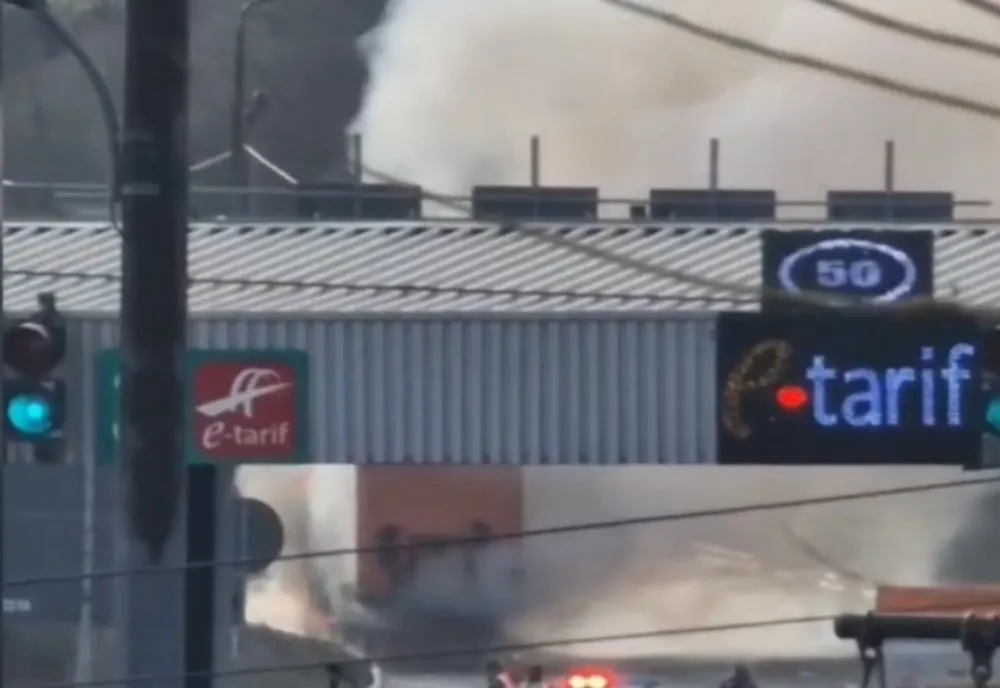 Un TIR cu peste 20 de tone de îngrășământ a luat foc lângă stația de taxare Fetești