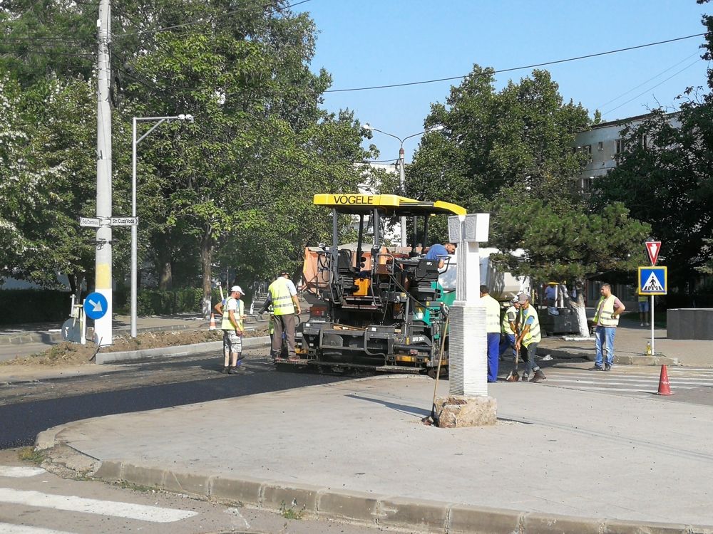 Străzile din municipiul Slobozia, cârpite în loc să fie asfaltate