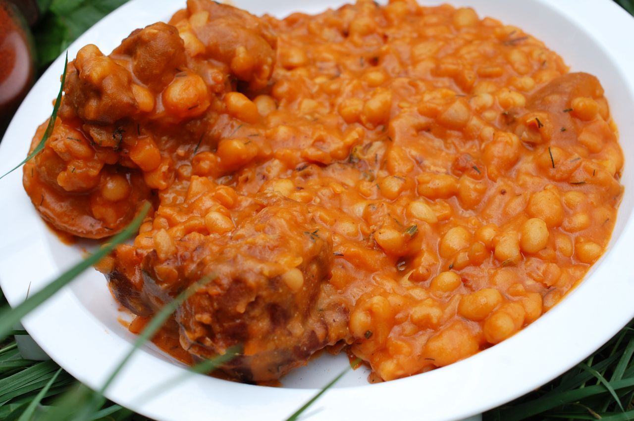 fasole-cu-ciolan-la-ceaun-2