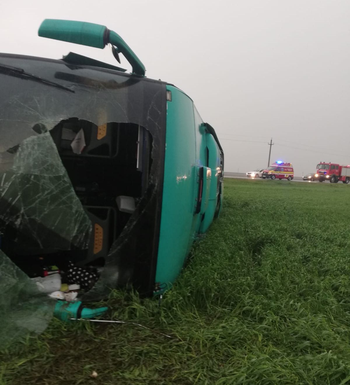 Tornadă la Brâncoveni. Un autocar cu pasageri a aterizat pe câmp!