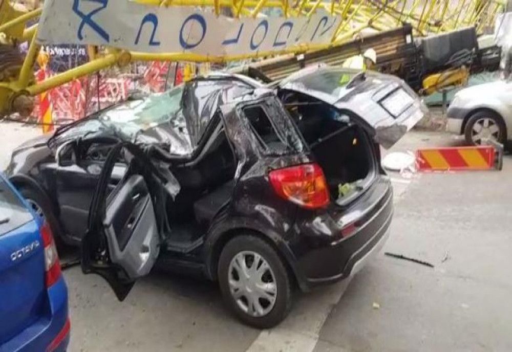  VIDEO. O macara a căzut peste o mașină, în București. Sunt persoane grav rănite 