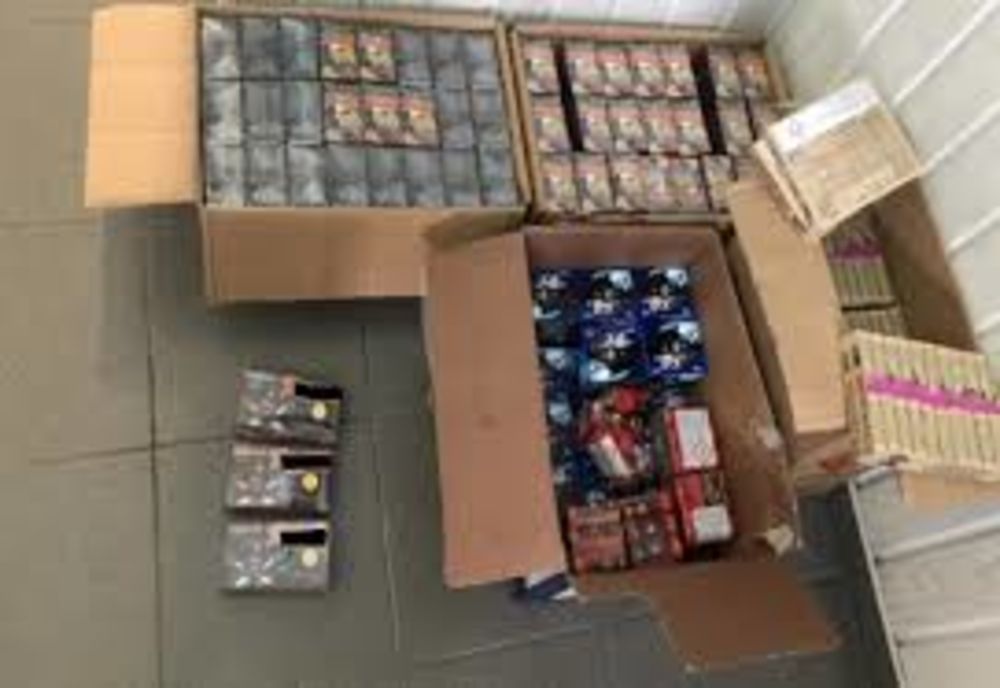 Un tânăr în vârstă de 20 de ani a fost prins în timp ce transporta 2.500 de articole pirotehnice