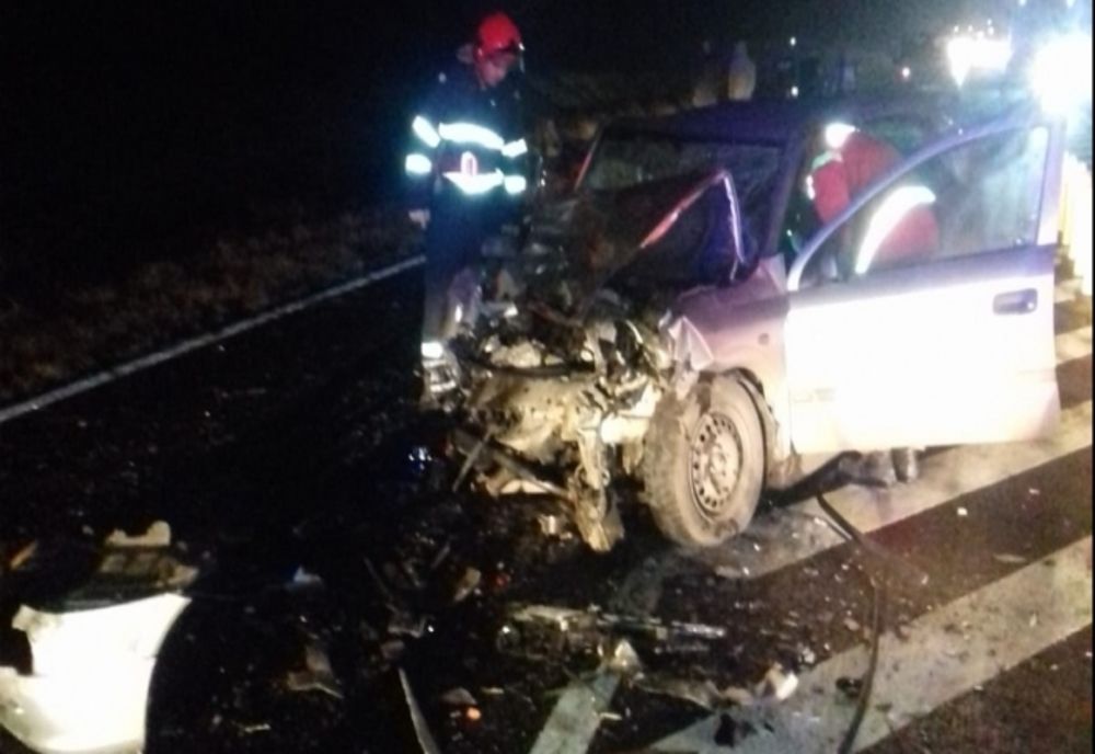 Accident grav în Ialomiţa, două maşini distruse total după un impact frontal 