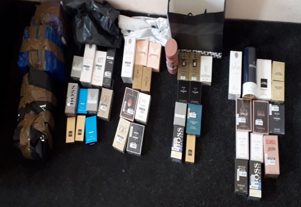 Produse cosmetice, susceptibile a fi contrafăcute au fost confiscate de polițiștii ialomițeni