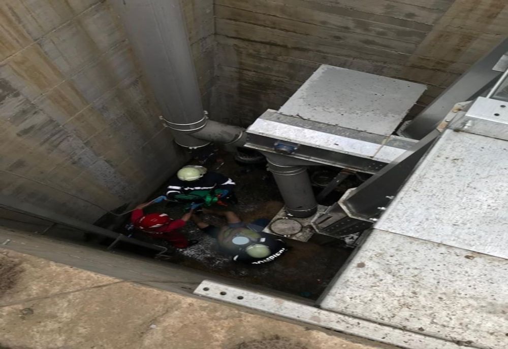 FOTO| Bărbat salvat dintr-un canal de 7 metri