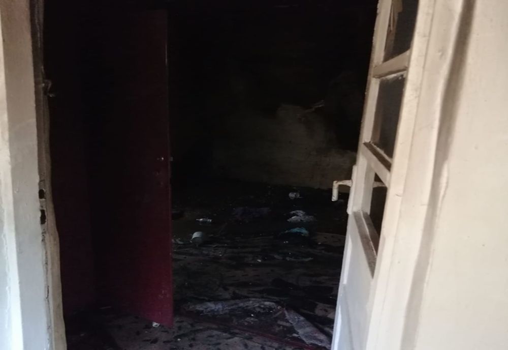 FOTO| Două persoane au făcut atacuri de panică, după ce le-a luat casa foc