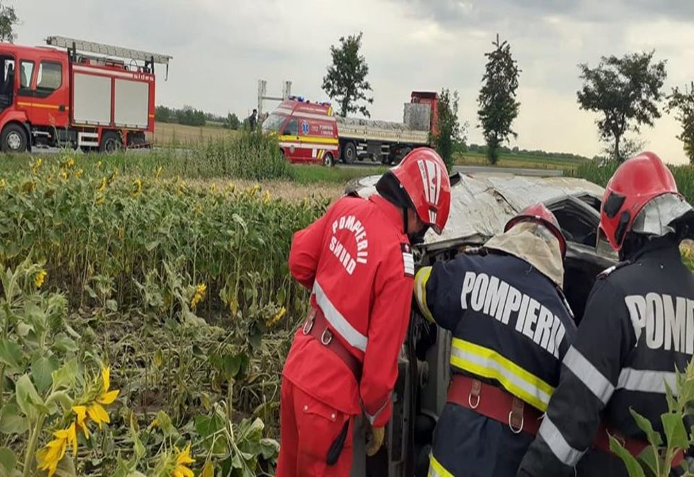 FOTO| Mașină răsturnată pe câmp. Patru persoane rănite