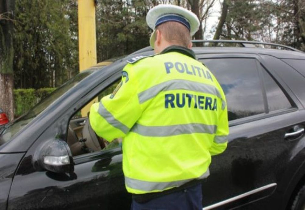 Pericol în trafic. Şofer băut, prins la volan de poliţişti