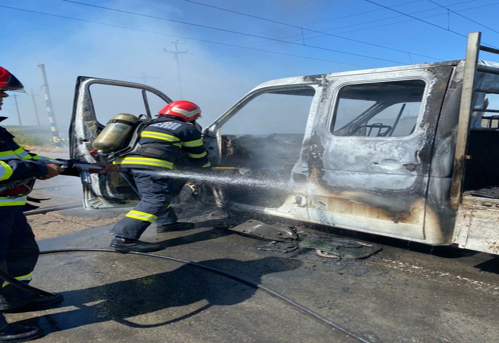 FOTO| Autoutilitară cuprinsă de flăcări. Transporta un butoi de motorină 