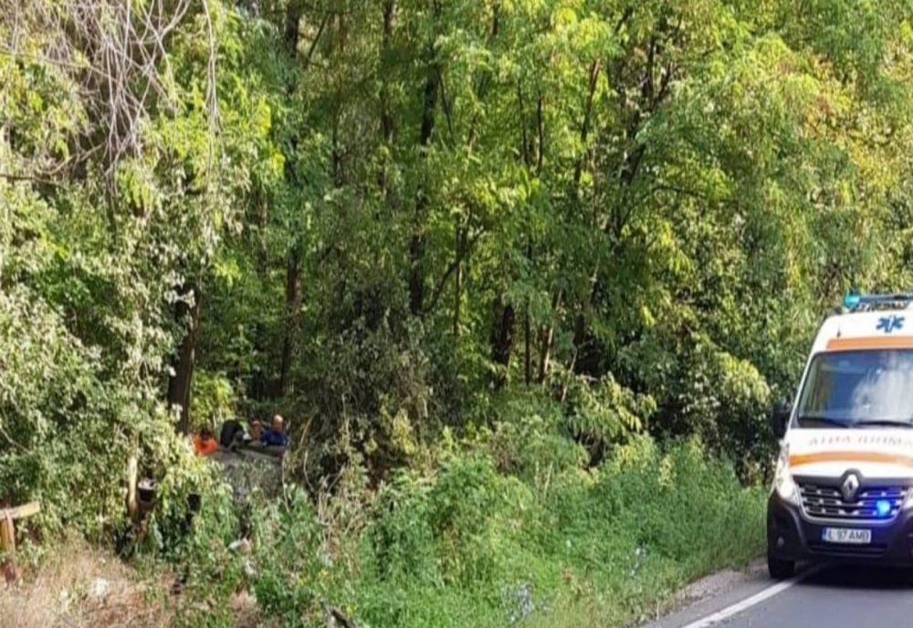 Mașină răsturnată după ce a lovit un copac