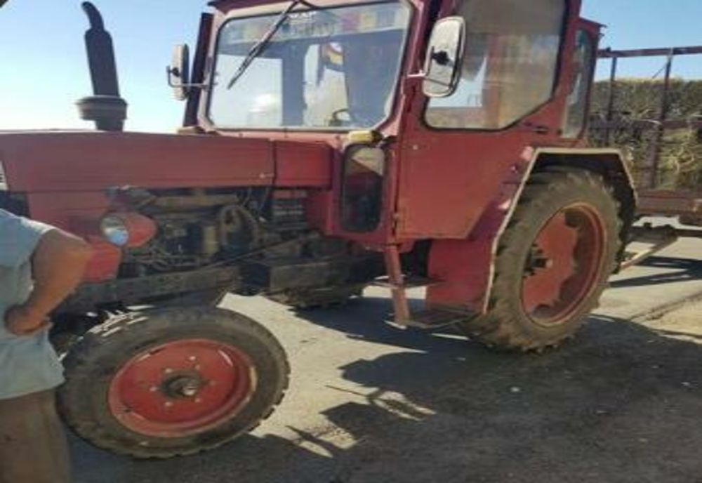  FOTO| Băut, fără permis și cu tractorul neînregistrat, a provocat un accident