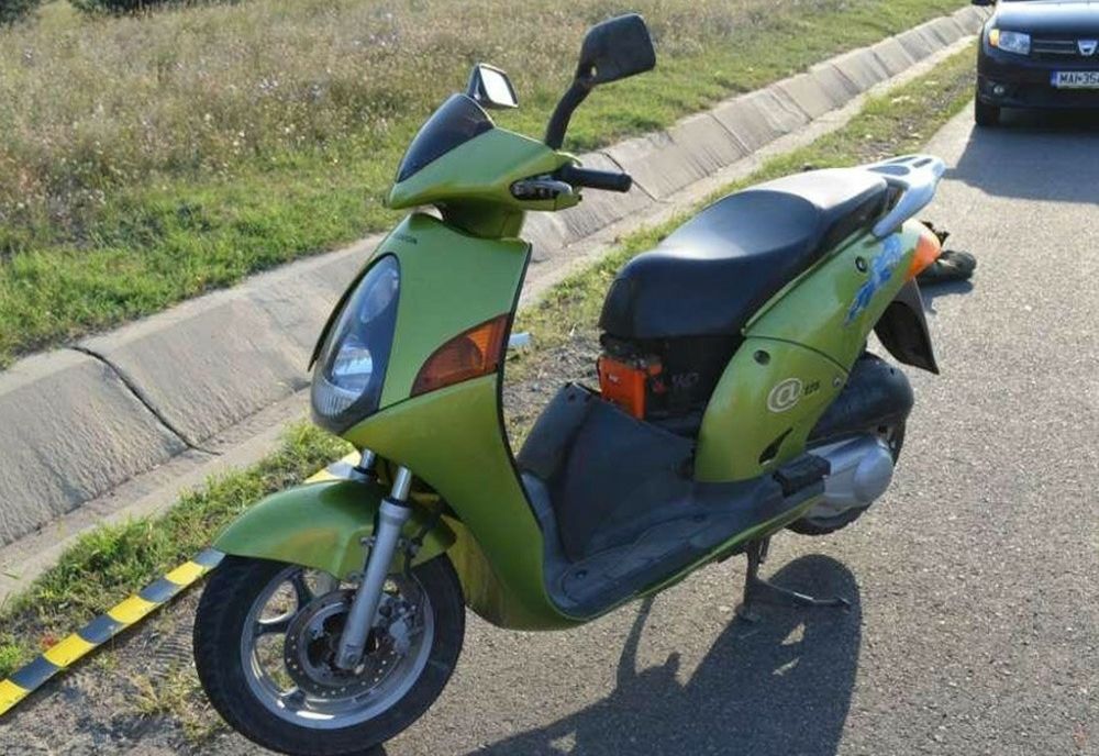 La plimbare cu mopedul, băut şi fără permis de conducere. Ce alcoolemie avea mopedistul de ocazie