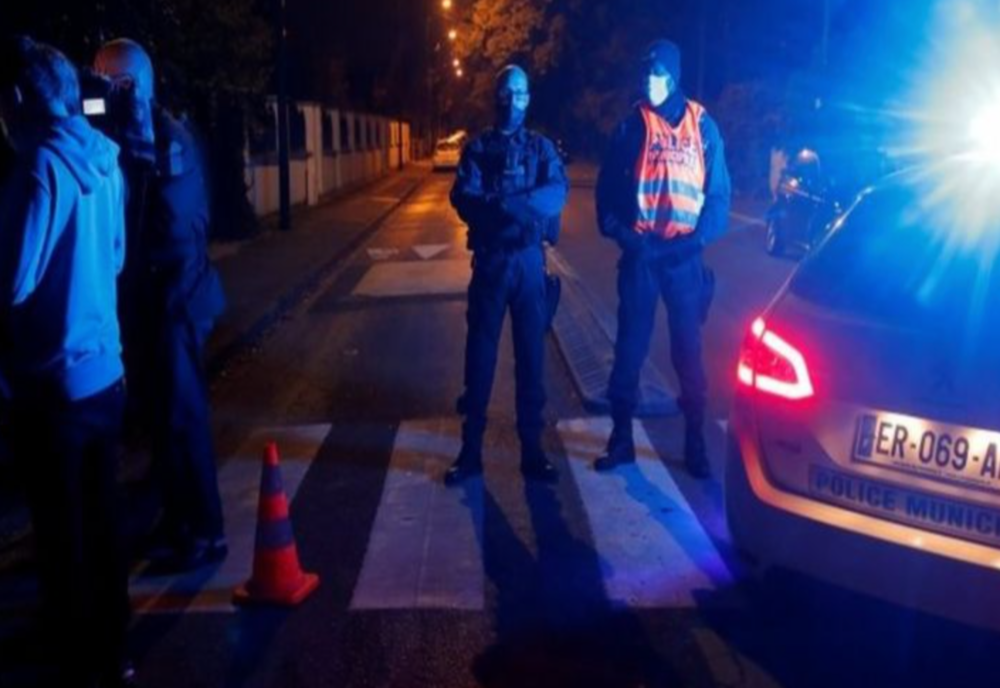 Un profesor de istorie a fost decapitat în apropiere de Paris după ce le-a arătat elevilor săi caricaturi cu Profetul Mohamed