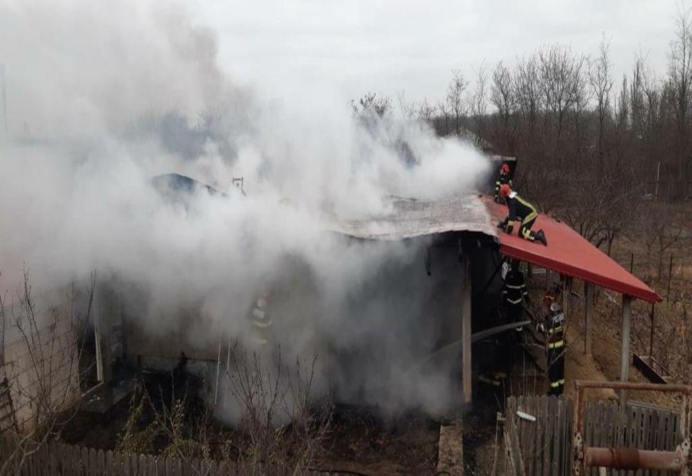 FOTO| Casă în flăcări. Proprietarul transportat de urgențp la spital