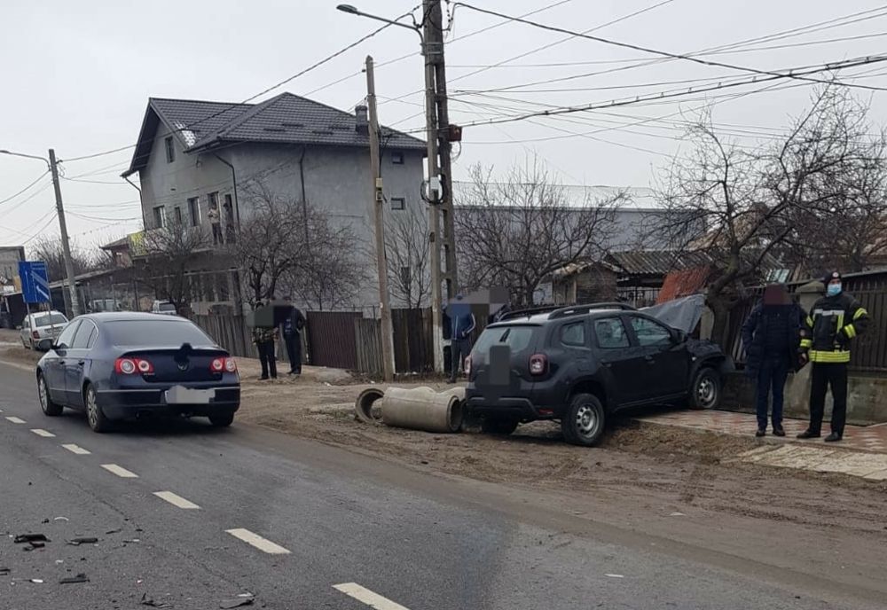 FOTO Impact frontal la Coșereni, o persoană la spital