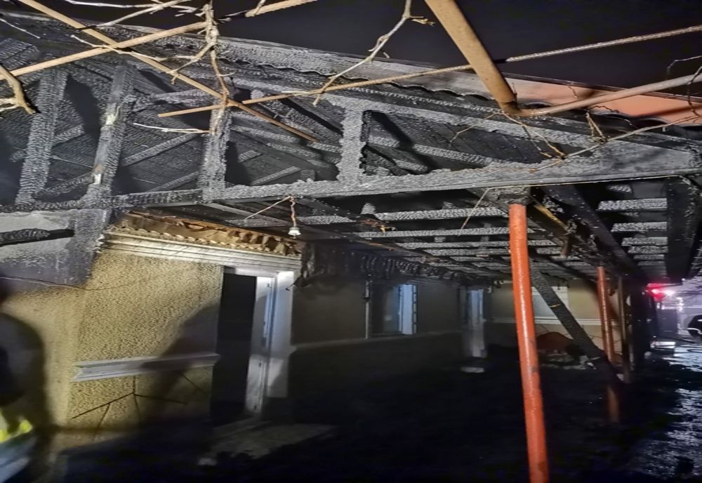 FOTO| Incendiu puternic la Movilița. Bătrân transportat la spital