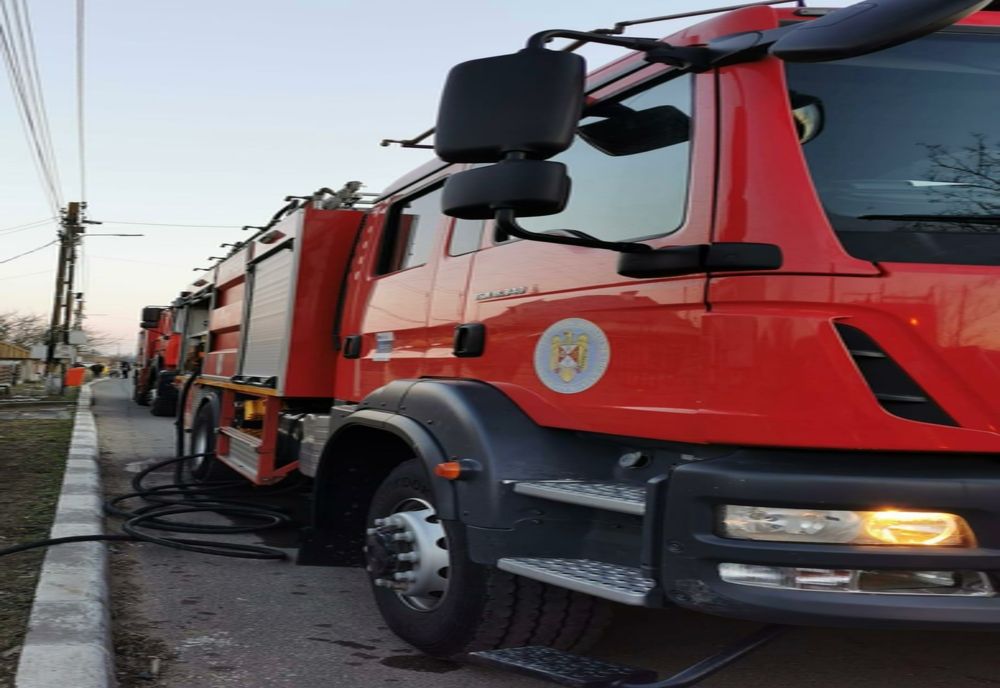 Incendiu violent la o casă din Țăndărei. Proprietara a făcut atac de panică