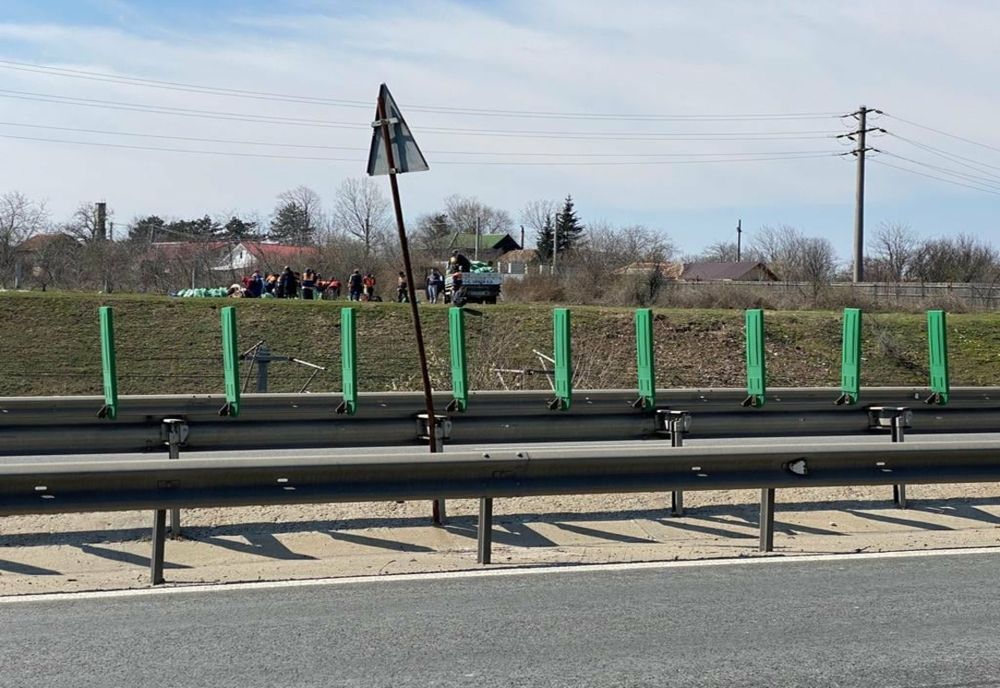 FOTO  Acțiune de igienizare în zona stației de taxare Fetești