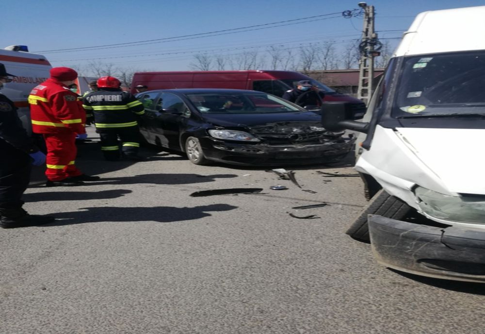 FOTO Impact violent la Movilița. Două persoane rănite