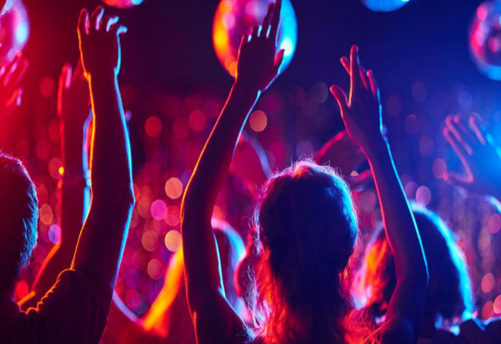 Petrecere cu muzicanți şi zeci de invitaţi, spartă de poliţişti la Fetești