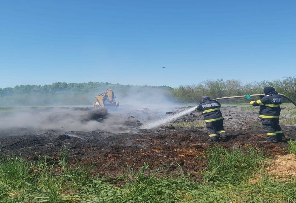 Incendiu de vegetație provocat de la o scânteie produsă de o locomotivă