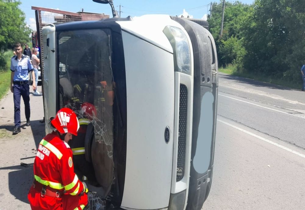 FOTO Autoutilitară răsturnată în urma unui accident