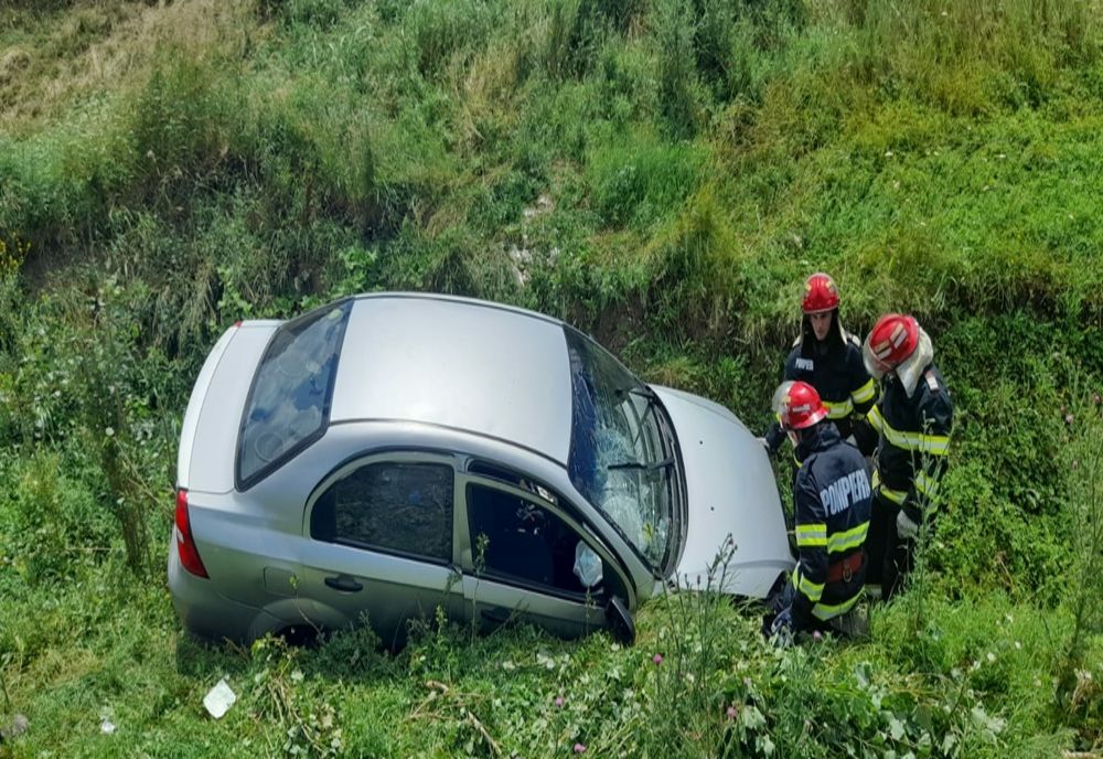 Mașină răsturnată, doi oameni răniți