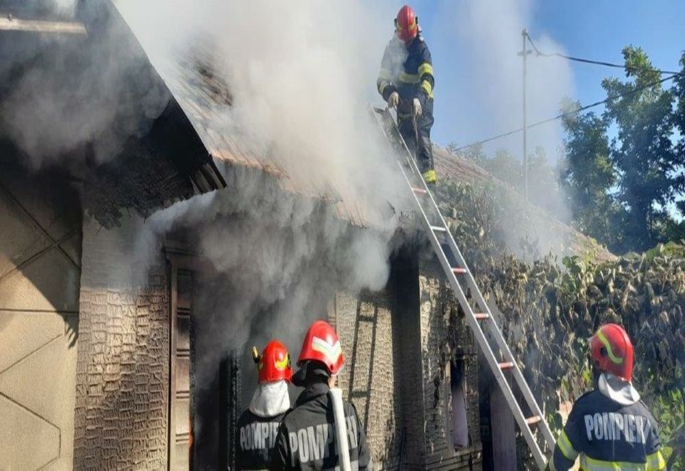 Incendiu casă Manasia. O persoană cu atac de panică