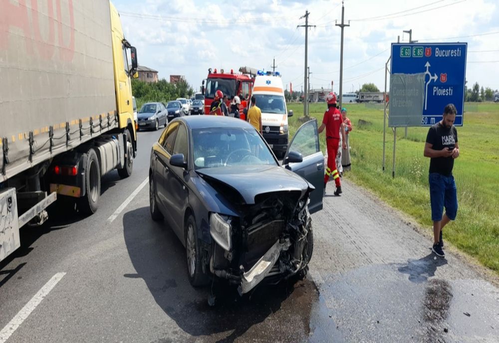 FOTO Trei răniți după coliziunea dintre două mașini
