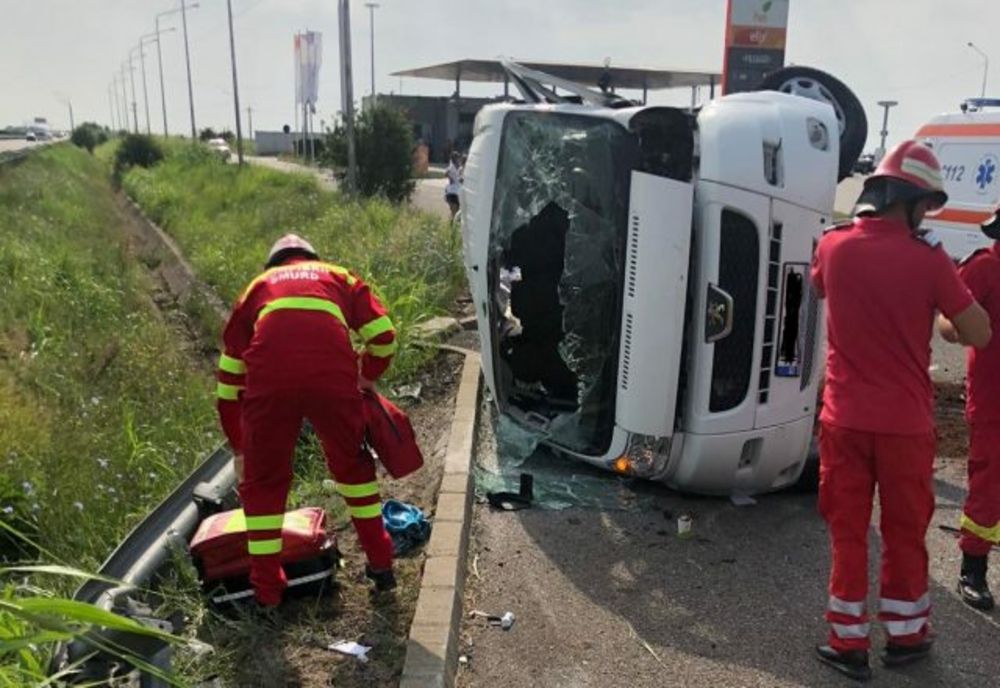 Microbuz răsturnat pe Autostrada Soarelui