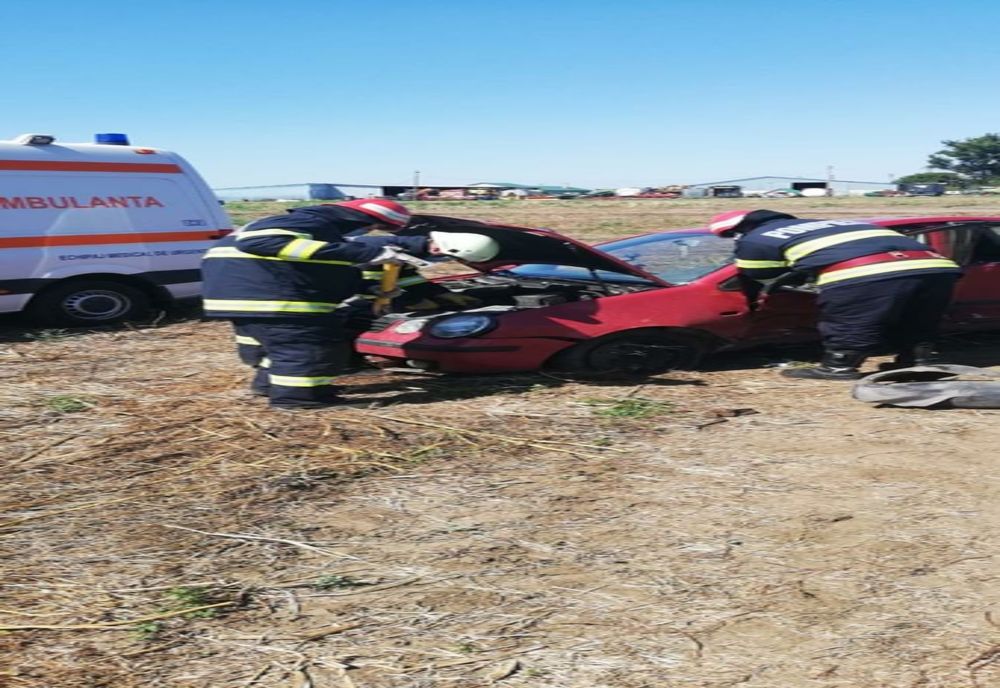 FOTO Mașină răsturnată, intervine descarcerarea