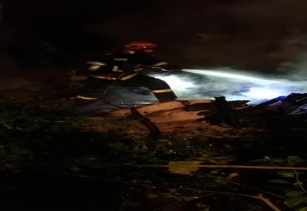 FOTO Casă cuprinsă de flăcări. Proprietaul a suferit arsuri