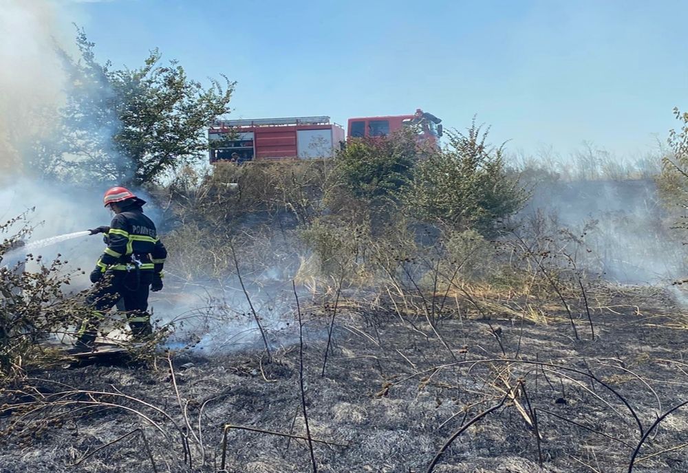 Weekend incendiar pentru pompierii ialomițeni.18 incendiii