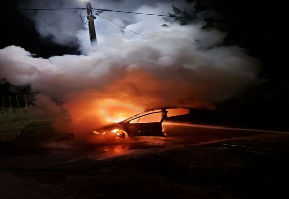 FOTO Mașină în flăcări. Intervin pompierii