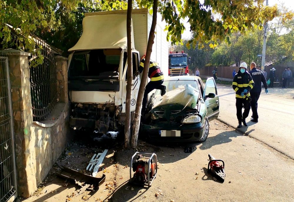 FOTO Impact violent între un autoturism și o autoutilitara. O persoană rănită