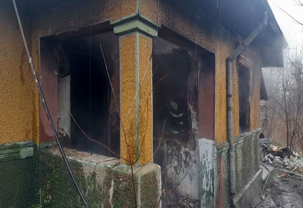 FOTO Casă cuprinsă de flăcări. Trei persoane la spital
