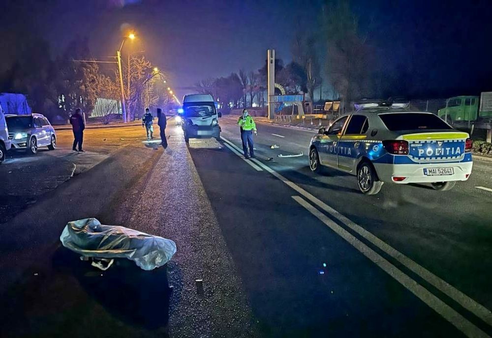 FOTO Pieton spulberat de o mașină pe DN2A