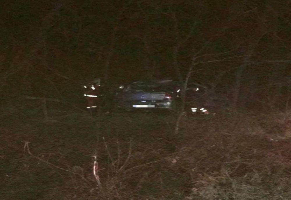 Trei răniți, după ce șoferul a intrat cu mașina în copacii de pe marginea drumului