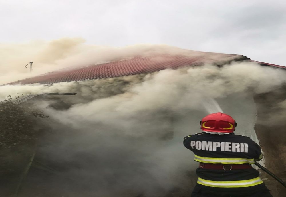FOTO Casă în flăcări la Jilavele. Proprietarii au făcut atac de panică 
