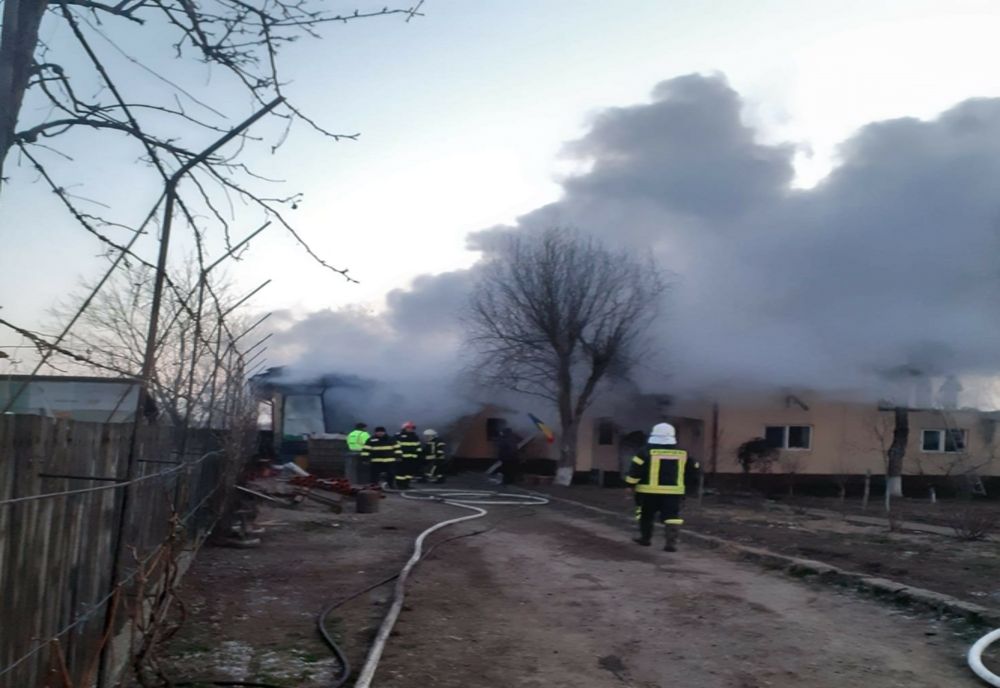 FOTO Casă cuprinsă de flăcări din cauza unui coș de fum