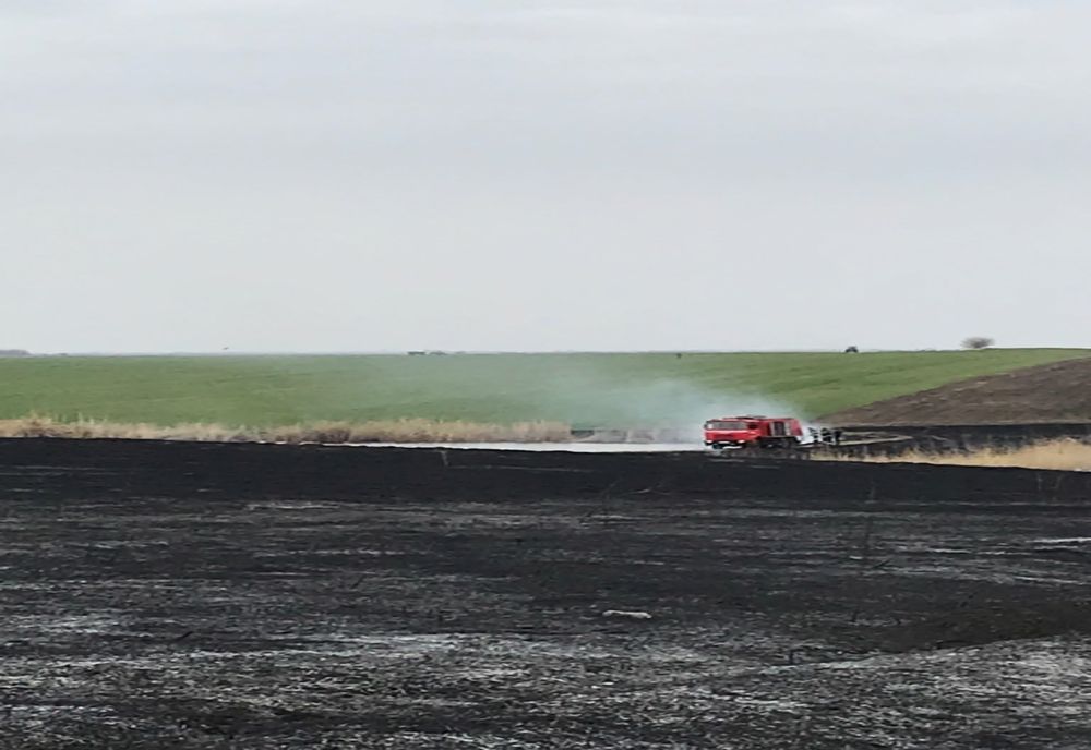 Pompierii ialomițeni continuă lupta cu incendiile de vegetație uscată